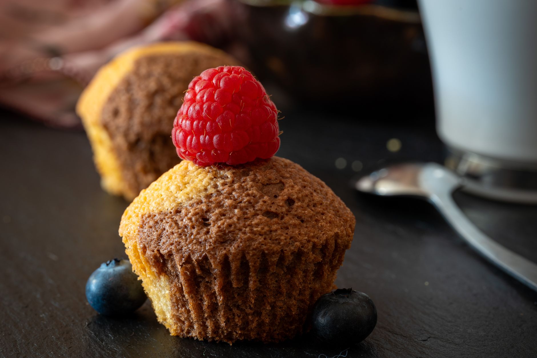 Financier surmonté d'une framboise fraîche