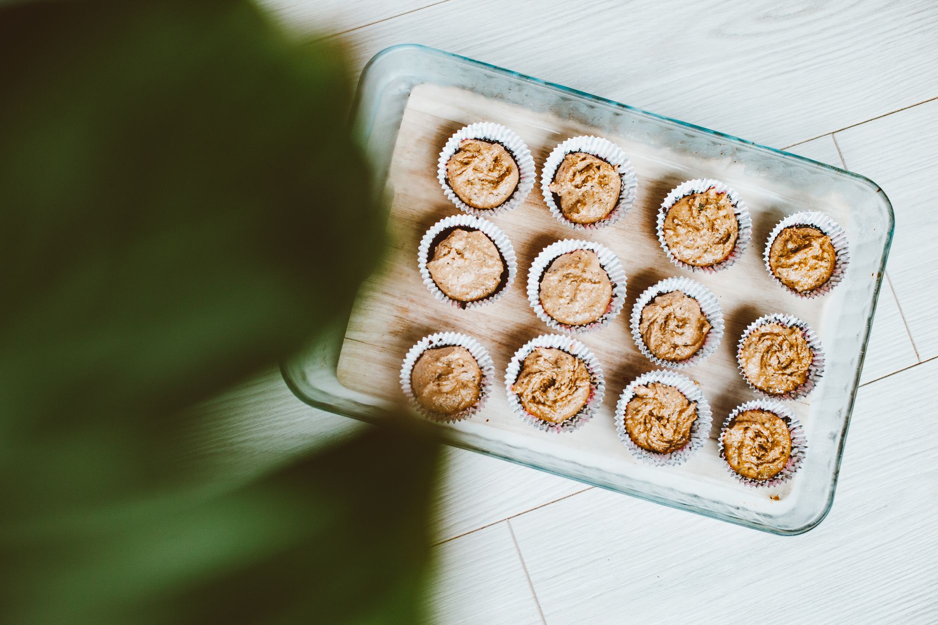 Muffins aux pommes et cannelle sortant du four
