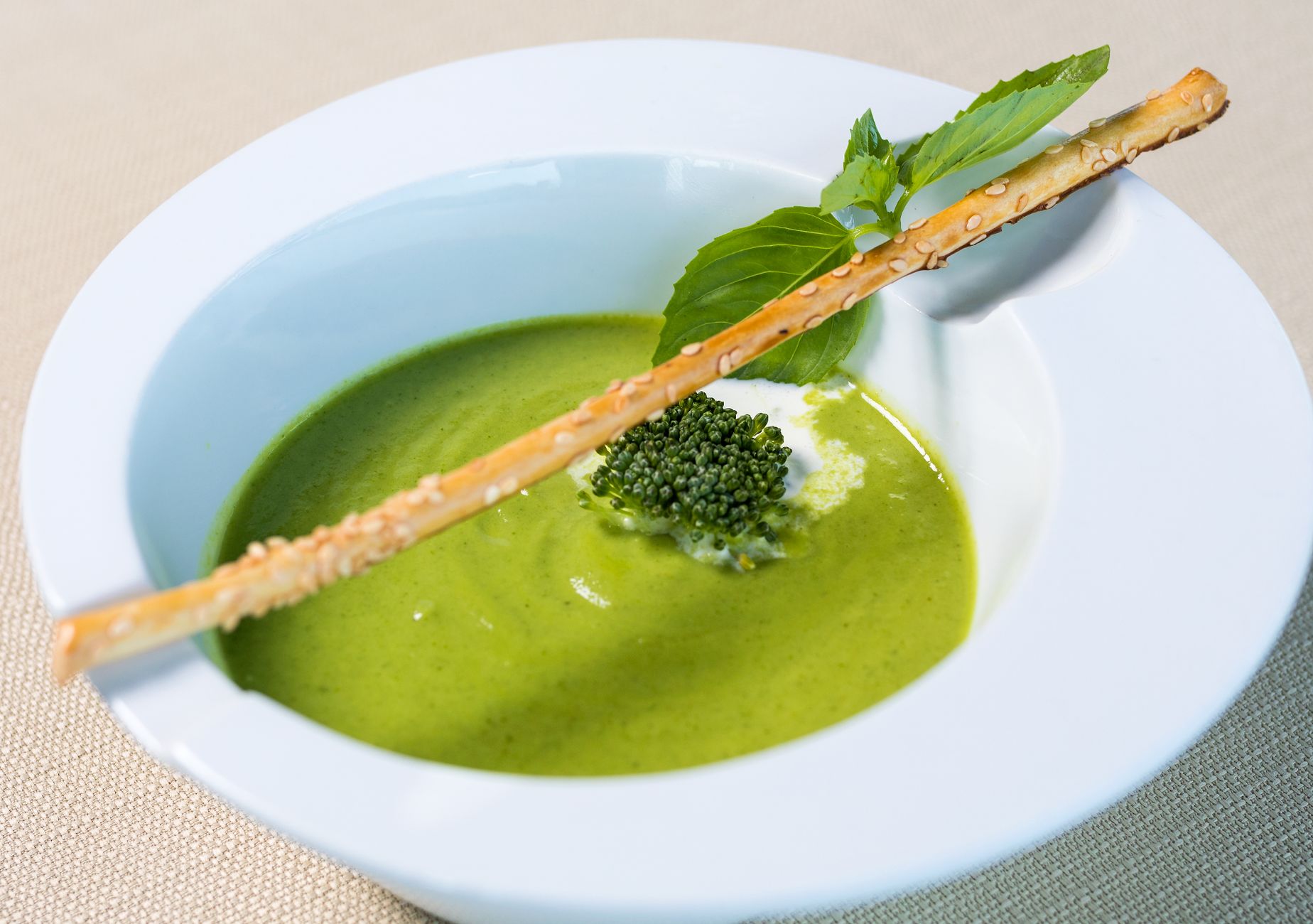 Detail d'une soupe froide de melon a la menthe en verrine