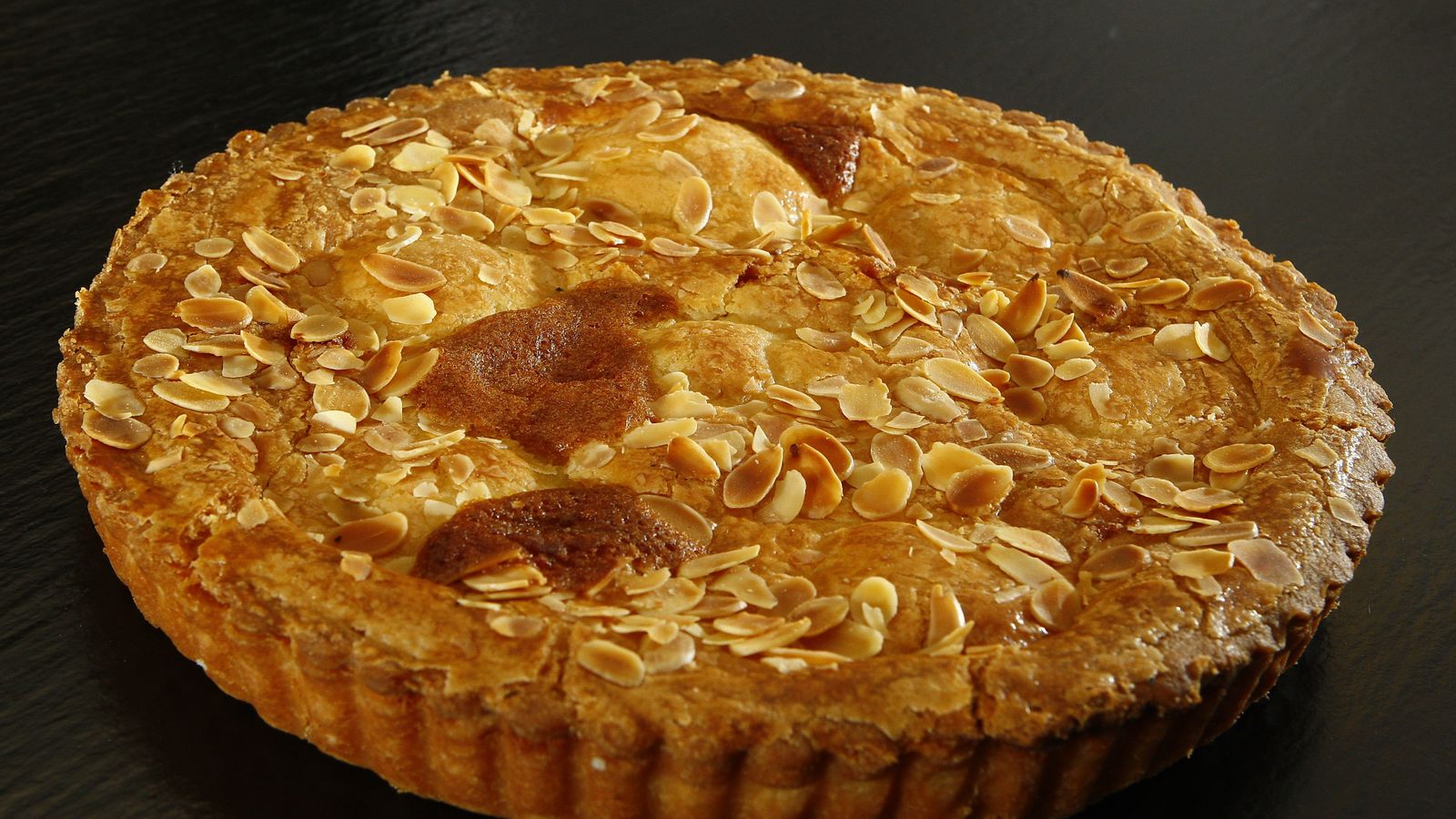 Gros plan sur la croûte dorée d'une tarte aux amandes