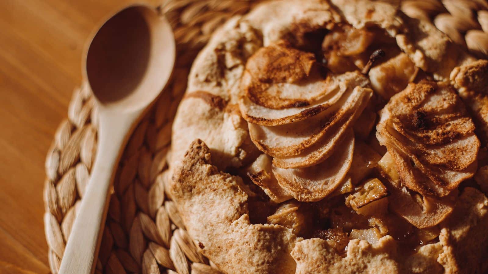 Tarte normande aux pommes vue de dessus, présentation traditionnelle