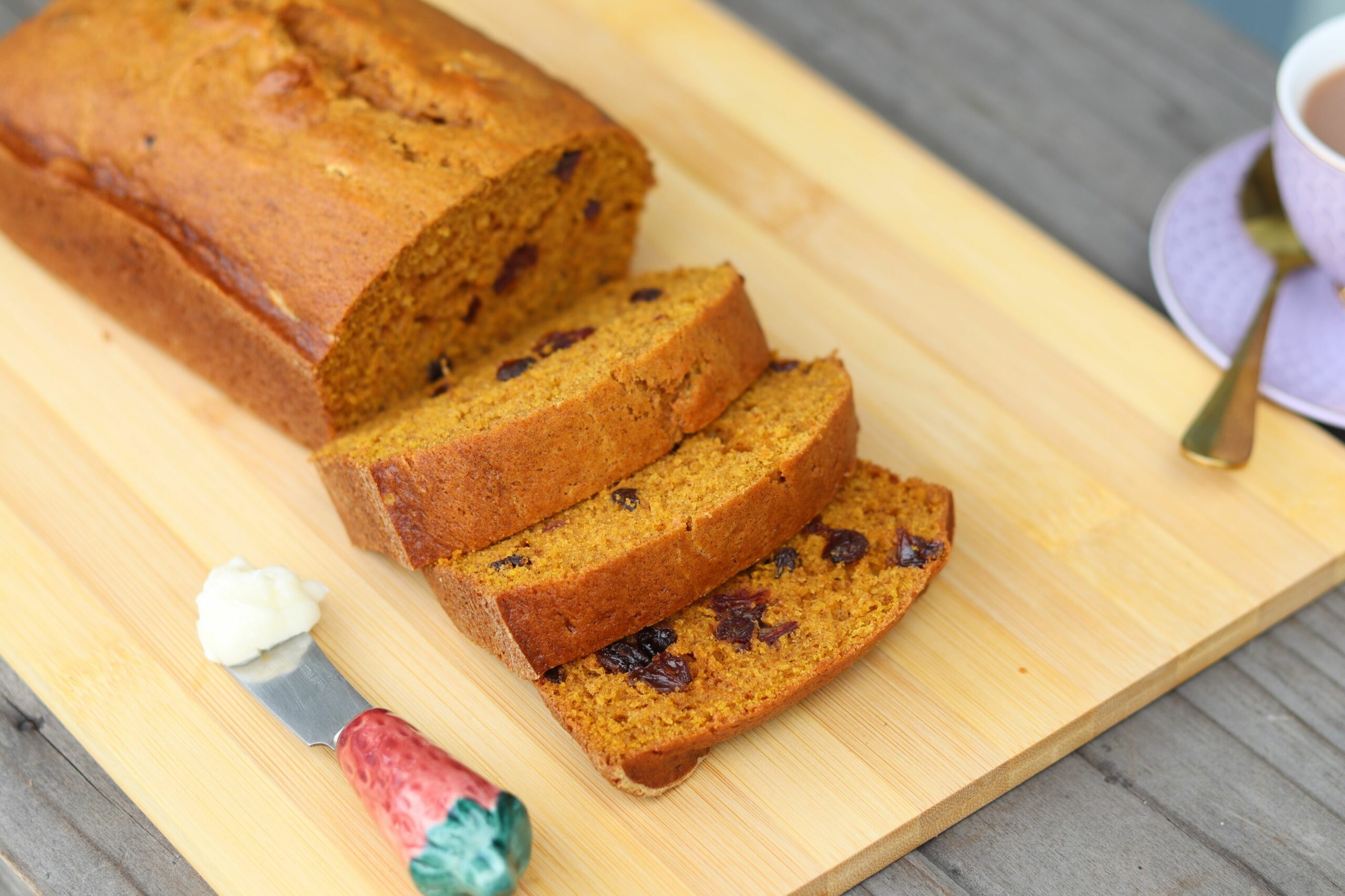 Tranche de cake au potimarron epice sur une planche en bois