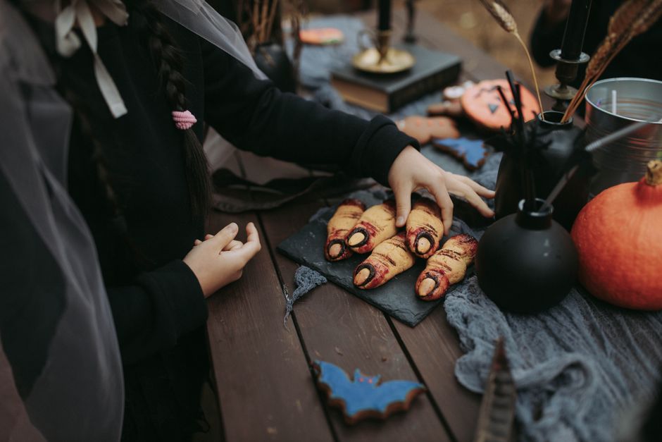 Gros plan sur les biscuits doigts de sorciere avec amande et confiture