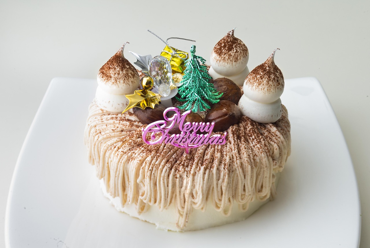 Vermicelles de crème de marrons dressés sur un dôme de chantilly